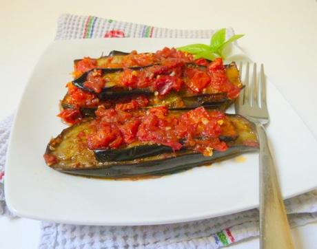 melanzane alla scapece col pomodoro    (melitzanes skordostoubi)