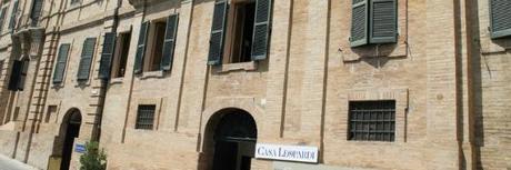 Cartolina da Recanati: Leopardi non abita più qui?