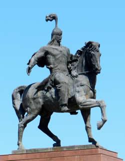 Statua di Manas a cavallo