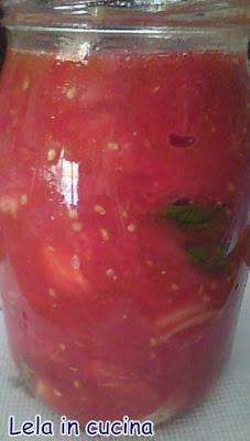 conserva di pomodori  conditi al basilico e cipolla