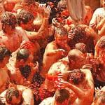 Valencia: lotta con i pomodori a Buñol per la Tomatina