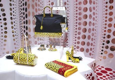 I POIS DI YAYOI KUSAMA VESTONO LE VETRINE DI SELFRIDGES A LONDRA