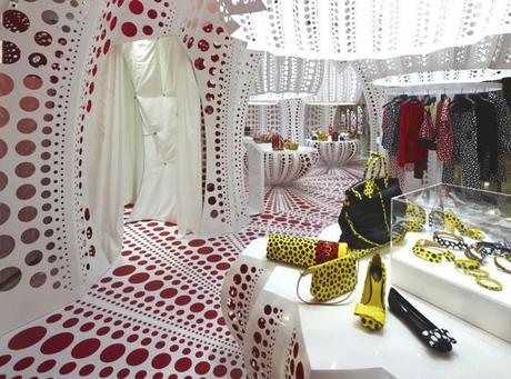 I POIS DI YAYOI KUSAMA VESTONO LE VETRINE DI SELFRIDGES A LONDRA