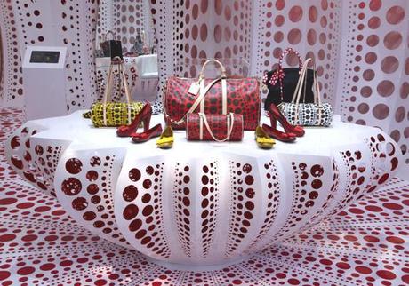 I POIS DI YAYOI KUSAMA VESTONO LE VETRINE DI SELFRIDGES A LONDRA