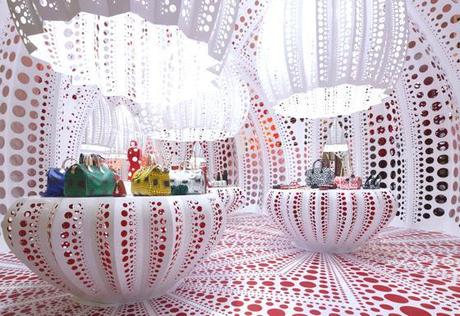 I POIS DI YAYOI KUSAMA VESTONO LE VETRINE DI SELFRIDGES A LONDRA