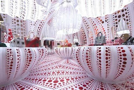 I POIS DI YAYOI KUSAMA VESTONO LE VETRINE DI SELFRIDGES A LONDRA