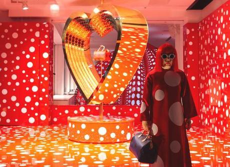 I POIS DI YAYOI KUSAMA VESTONO LE VETRINE DI SELFRIDGES A LONDRA