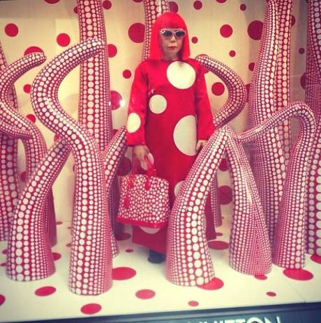 I POIS DI YAYOI KUSAMA VESTONO LE VETRINE DI SELFRIDGES A LONDRA