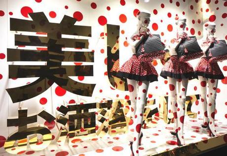 I POIS DI YAYOI KUSAMA VESTONO LE VETRINE DI SELFRIDGES A LONDRA