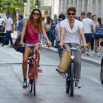 Milano: Belen Rodriguez e Stefano De Martino girano in centro in bici
