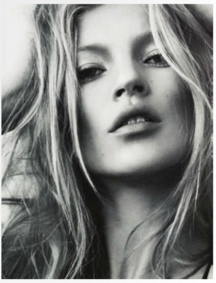 Kate Moss lancia la tendenta delle spille da balia