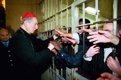 E' il Natale 2011, il cardinal Martini visita i carcerati a San Vittore e celebra la messa