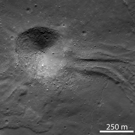 Un fiume di roccia scoperto da LRO sulla Luna