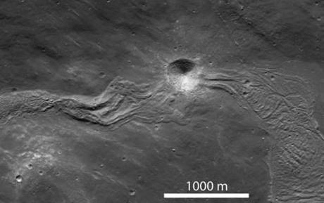 Un fiume di roccia scoperto da LRO sulla Luna