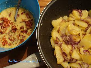 Frittata di patate e cipolle coi cruschi