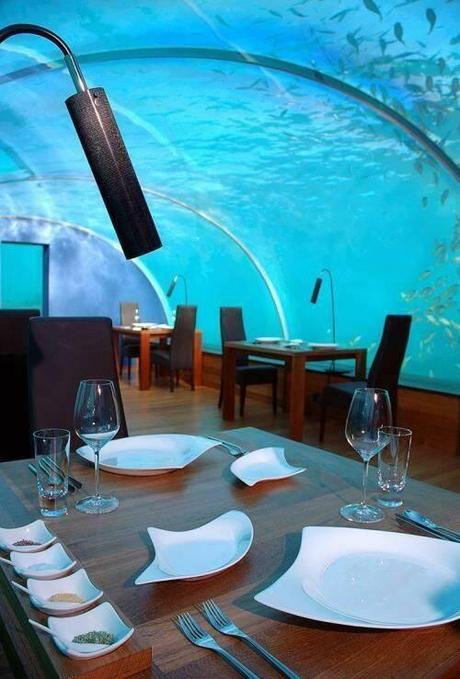 ristorante sottomarino – mangiare guardando i pesci