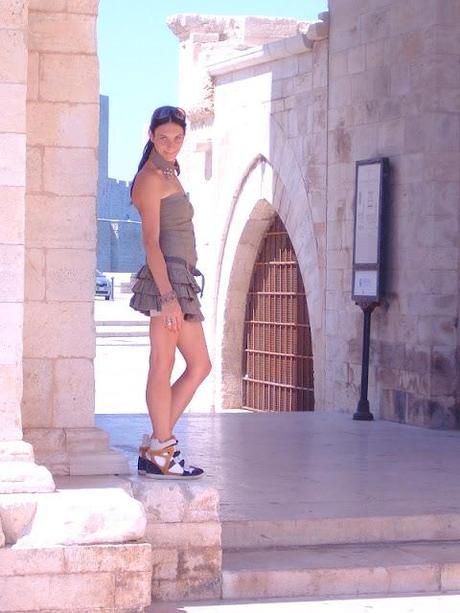 Outfit in Trani with DIY collar with studs