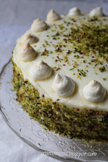 Torta di compleanno alla vaniglia e pistacchio