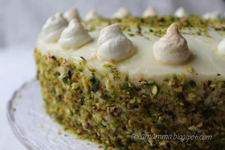 Torta di compleanno alla vaniglia e pistacchio