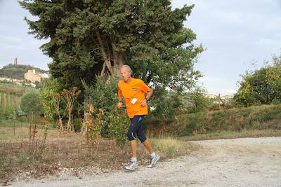 mirando la rocca, di corsa