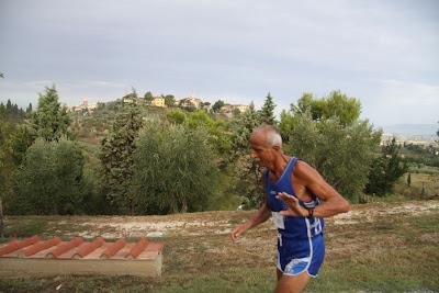 mirando la rocca, di corsa