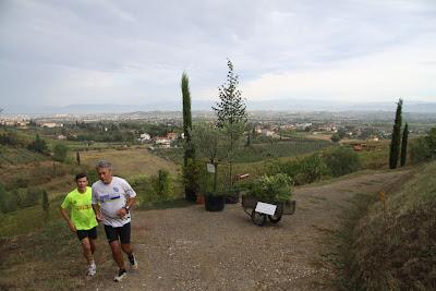 mirando la rocca, di corsa