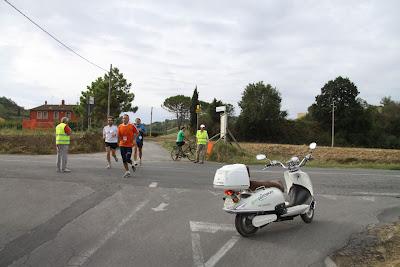 mirando la rocca, di corsa