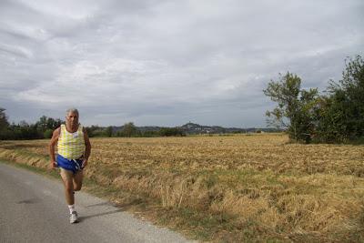 mirando la rocca, di corsa