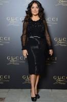 salma hayek - gucci (scarpe sergio rossi e clutch ysl)