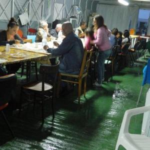 Dove sono le istituzioni? Piove senza pietà sui terremotati di Novi (Modena): cena in tenda con i piedi nell’acqua