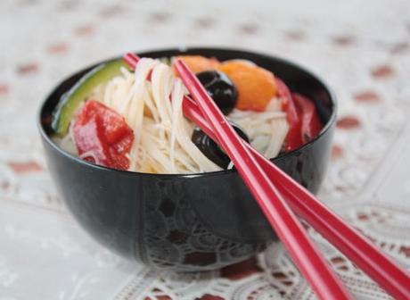 Insalata di spaghetti di riso con verdurine