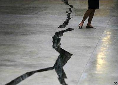 Shibboleth di Doris Salcedo, © Photo AP