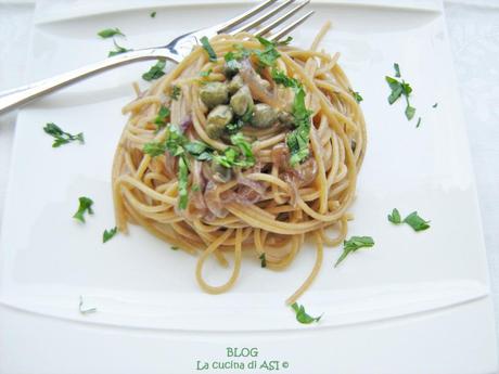 SPAGHETTI INTEGRALI CON CIPOLLA DI TROPEA, ACCIUGHE E CAPPERI