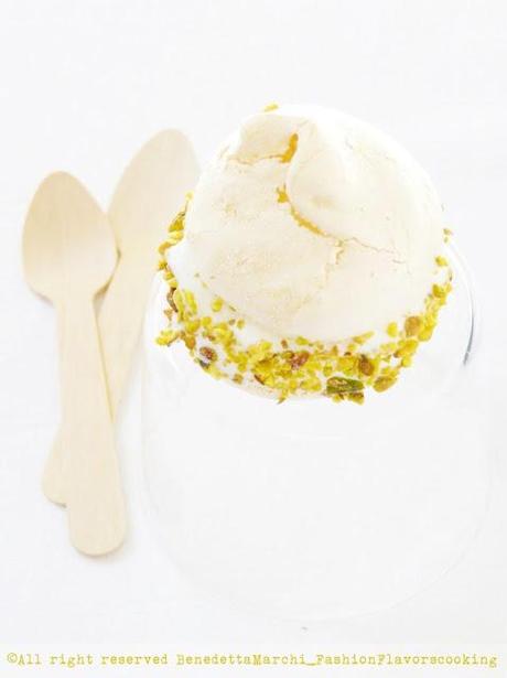 Pasticcini di meringa ai fiori d'arancio con gelato al limone e granella di pistacchi