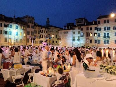 Bianco e Nero: a Udine tutti in piazza per la cena che spiazza