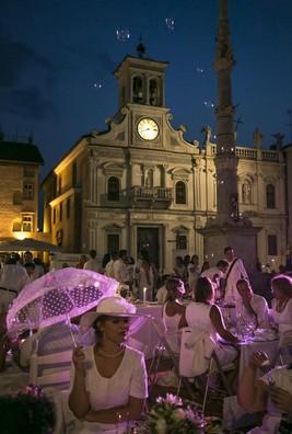 Bianco e Nero: a Udine tutti in piazza per la cena che spiazza