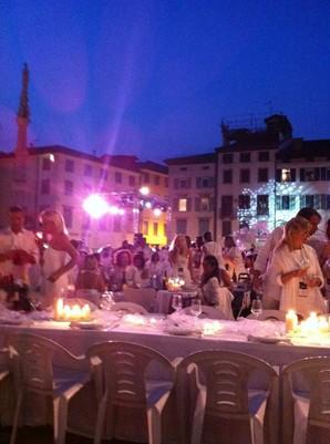 Bianco e Nero: a Udine tutti in piazza per la cena che spiazza