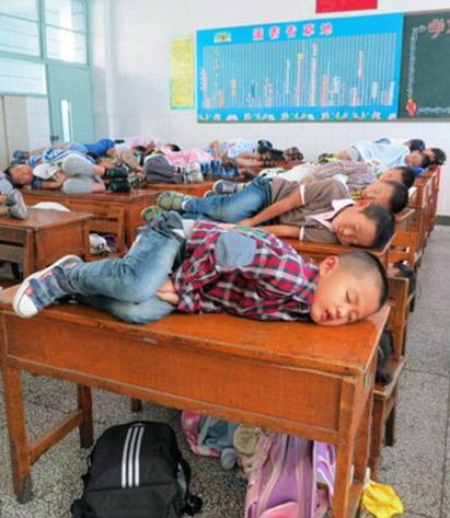 INCREDIBILE DALLA CINA:  A SCUOLA SI DORME SUL BANCO