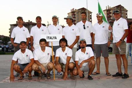 L'Italia e Ploner in testa ai campionati europei di deltaplano.