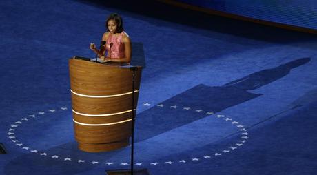 La Convention Democratica: Clinton e Michelle ‘infiammano’ la platea, aspettando Obama