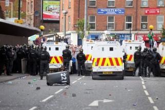 Polizia sotto attacco a Belfast. 