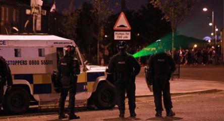 Irlanda del Nord: notti di violenza contro la polizia a Belfast
