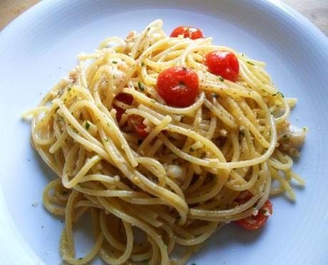 Spaghetti agli scampi, lime e granella di mandorle