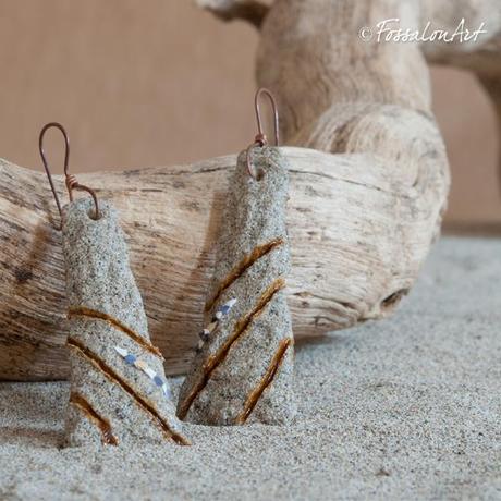 Orecchini in corda e sabbia, decorati con frammenti di conchiglie