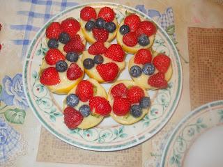 RICETTE: Limoni ripieni alla crema pasticcera e frutti di bosco