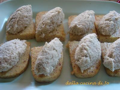 Crostini di polenta con quenelle di merluzzo