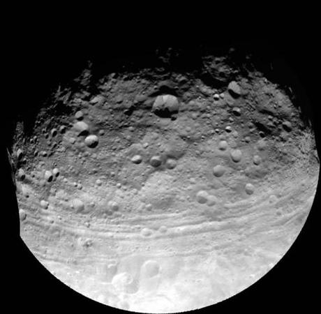 La sonda Dawn, diretta verso Cerere, dà l’addio all’asteroide Vesta
