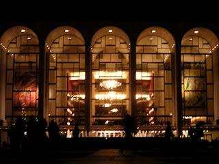 Dolce & Gabbana porta i sottotitoli in italiano al Metropolitan Opera di NY