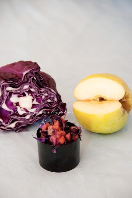 Spaghetti integrali con cavolo rosso e mela (Wheatmeal spaghetti with red cabbage and apple)