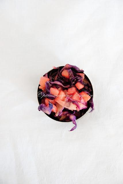 Spaghetti integrali con cavolo rosso e mela (Wheatmeal spaghetti with red cabbage and apple)